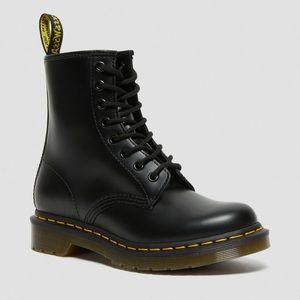 1460 WOMEN'S SMOOTH LEATHER LACE UP BOOTS • DR. MARTENS